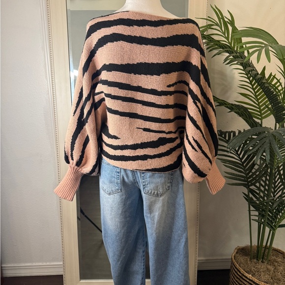 Black and Mauve Patterned Crop Sweater - Picture 2 of 4